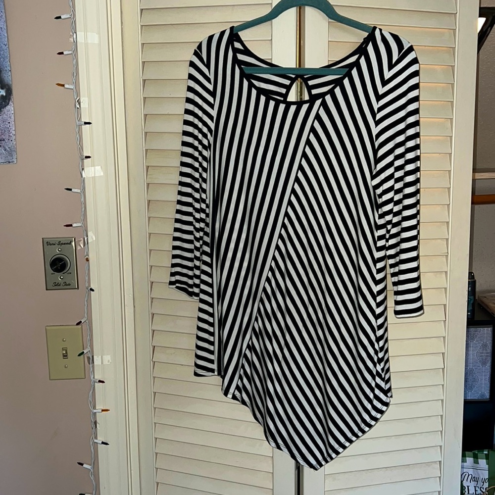 Black/white long tunic style top size L